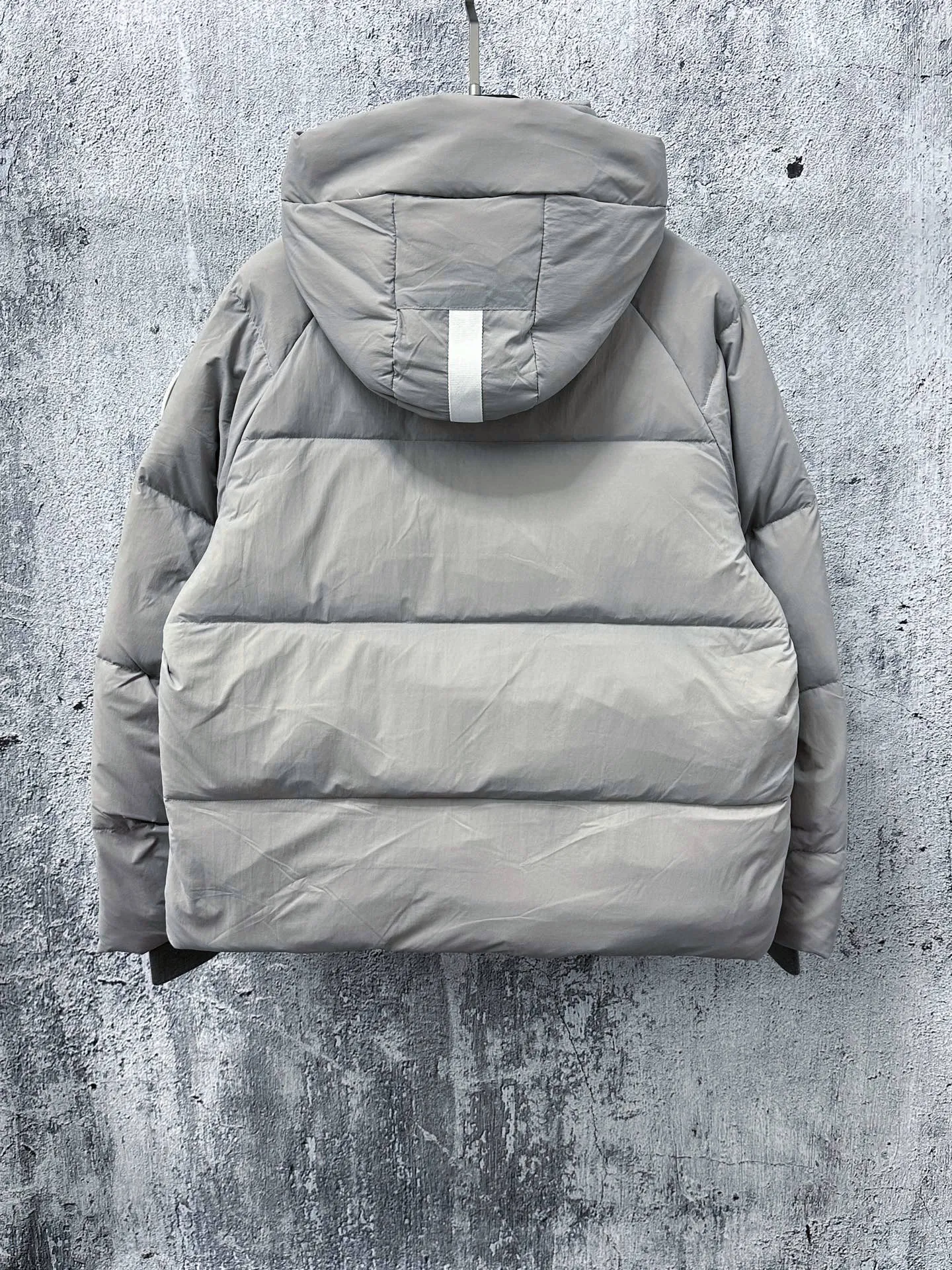 [𝗖𝗔𝗡𝗔𝗗𝗔 𝗚𝗢𝗢𝗦𝗘] Capsule Series Macaron Color White Label Fabric: Made of CORDURA gray cloth imported from Du Pont of the United States, soft Endura Luxe fabric, which enhances the durability of easy-to-wear parts, is lightweight and durable; the inner liner is made of T anti-velvet gallbladder, which is comfortable and soft, and does not rip through velvet. : Equipped with a detachable hood, which can be adjusted in two directions, and is also filled with down, which brings greater softness and wrapping around the head and neck, and is full of warmth. This parka has White trim on the back and around it, and the hardware locks are all original and custom-made, complementing the soft fabric color. Goose logo: The new Series silicone material logo on the official website, non-embroidered logo. Length: Fit hip-length. Size：XS-L